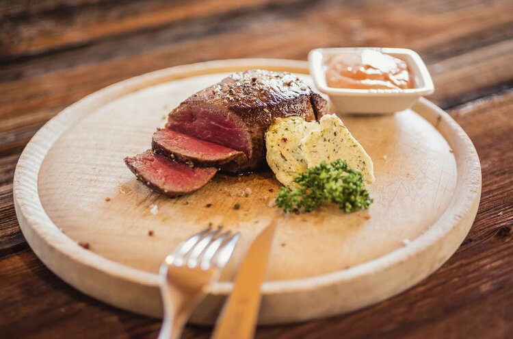 Genieße ein Steak bei uns im Alpengasthof! Steak auf Holzbrett