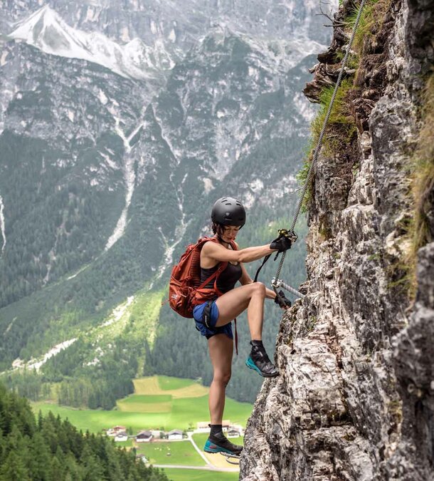 Klettern im Gschnitztal Frau beim Klettern im Gschnitztal