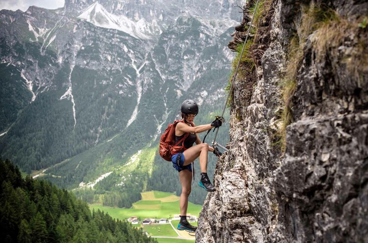 Klettern im Gschnitztal Frau beim Klettern im Gschnitztal