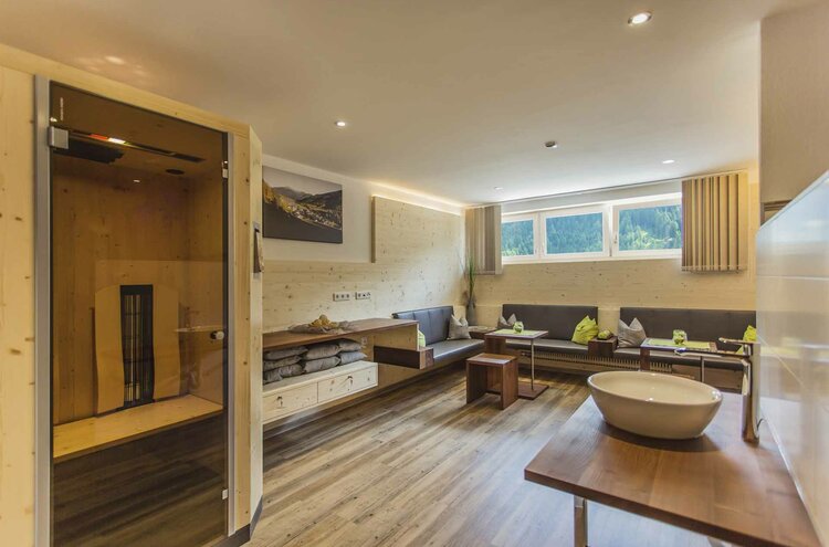 Sauna und Ruheraum im Vitalbereich Sauna und Ruheraum mit Liegen im Hotel Hohe Burg in Trins