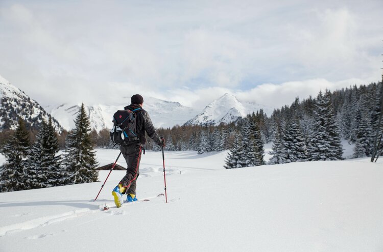 Skitour in der ursprünglichen Winterlandschaft Mann bei Skitour im Wipptal